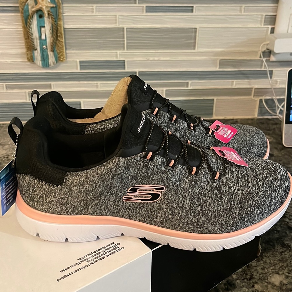 New with tags Sketchers Memory Foam Slip on sneakers. Size 9 Wide